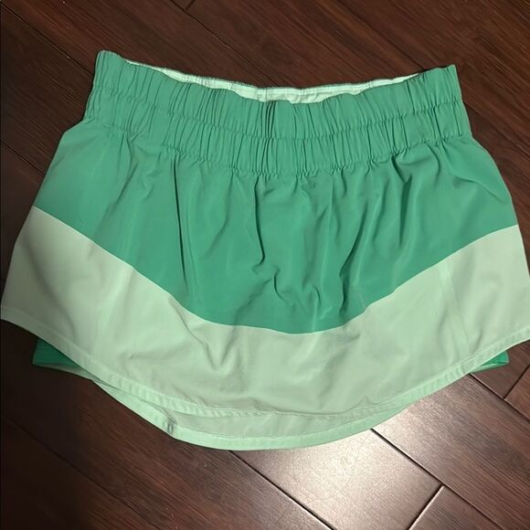 Green and White Athletic Skirt - Size 8 - LIKE NEW - Lululemon Womens Tennis - Picture 1 of 3